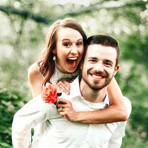 Glückliches Paar - gerade Zähne zur Hochzeit