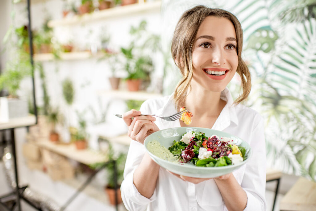 Frau isst Salat, Kauen, Essen, Speichel